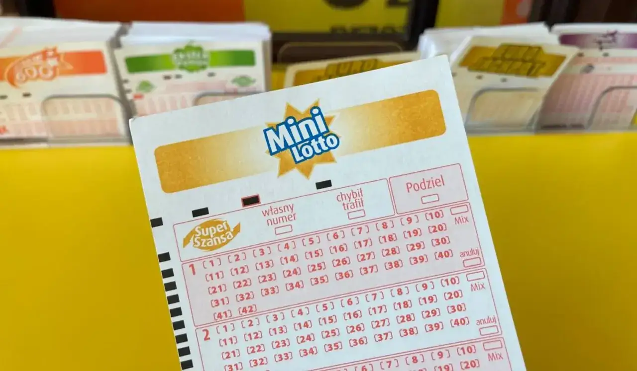 Kupon Mini Lotto z polami do zaznaczenia liczb. W tle widać inne kupony loteryjne.