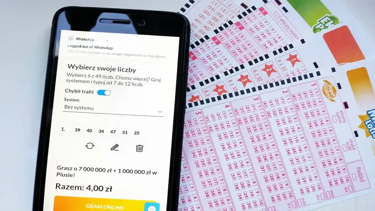 Aplikacja lotto jak wypłacić dużą wygraną bezpośrednio na konto. Telefon z aplikacją do gry w lotto obok kuponów.