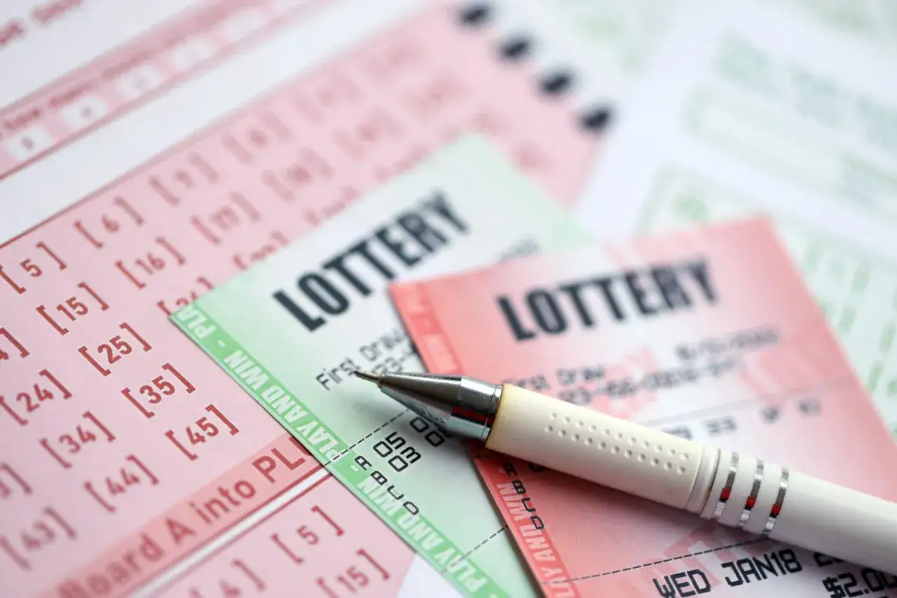 Długopis na kuponach lotto. Czy to szansa na dużą wygraną? Analiza prawdopodobieństwa wygranej w lotto.