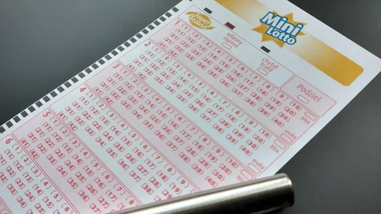 Kupon Mini Lotto z polami do wyboru liczb. Zastanawiasz się, jak obliczyć prawdopodobieństwo wygranej w mini lotto?