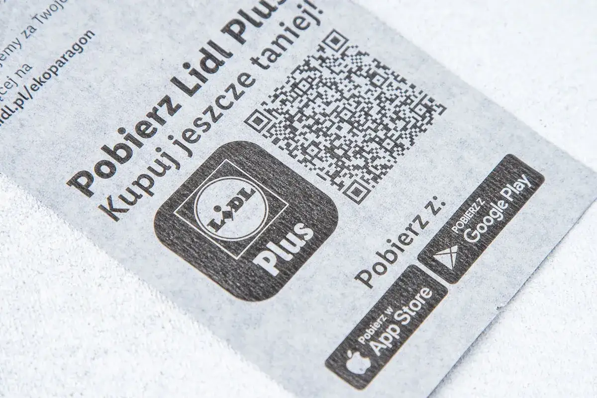 Pobierz aplikację Lidl Plus, by kupować taniej! Sprawdź regulamin loterii Lidl. QR kod i ikony App Store i Google Play.