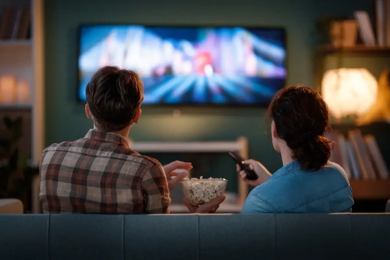Para wygrana w RMF FM nie wymaga abonamentu, oglądają telewizję z popcornem.
