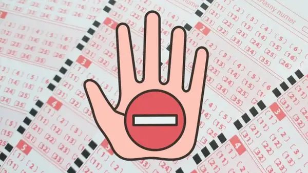 Czy można kupić polskie lotto będąc za granicą przez internet? Dłoń z symbolem zakazu na tle kuponów lotto.