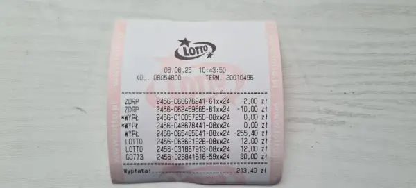 Paragon z gry Lotto, potwierdzający, że w Żabce można kupić losy. Widoczne daty, kody i kwoty.