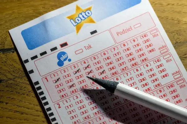 Kupon Lotto z zaznaczonymi liczbami i ołówkiem. Opłata manipulacyjna i dopłata w Lotto – na co idą pieniądze graczy?