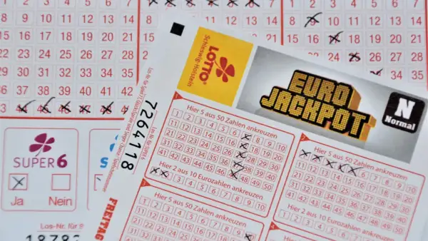 Losowanie Lotto odbywa się w środy i soboty. Na zdjęciu kupony Lotto i Eurojackpot z zaznaczonymi liczbami.