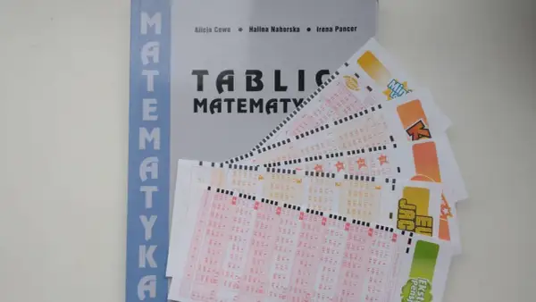 Matematyka i losowanie liczb, by wygrać ekstra pensję.