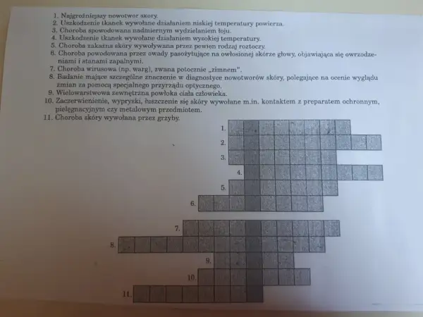 Fragment krzyżówki z numerowanymi polami i listą haseł dotyczących chorób skóry.
