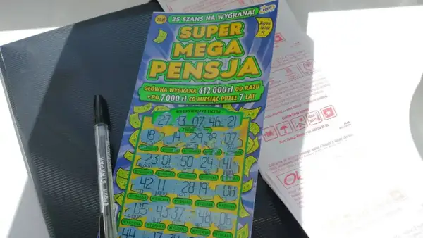 Zdrapka "Super Mega Pensja" z widocznymi wygranymi. Dowiedz się, ile kosztuje zdrapka ekstra pensja i jakie są szanse na wygraną.