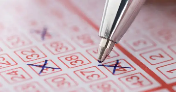 Długopis zaznacza liczby na kuponie lotto. Czy wygraną ze zdrapki można wypłacić prosto na konto bankowe?