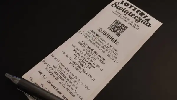 Kupon loterii świątecznej z kodem QR i informacją o nagrodach: Volvo XC60, iPhone 15. Zapisz go na loteriada swiateczna pl.