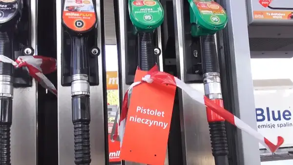 Kupowanie zdrapek na stacji benzynowej i w kolekturze różnice w asortymencie. Pistolety z taśmą, jeden z napisem "Pistolet nieczynny".