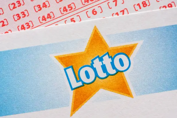 Kupon Lotto z żółtą gwiazdą i niebieskim napisem. Szukasz gry, która gra lotto ma największe prawdopodobieństwo wygranej?