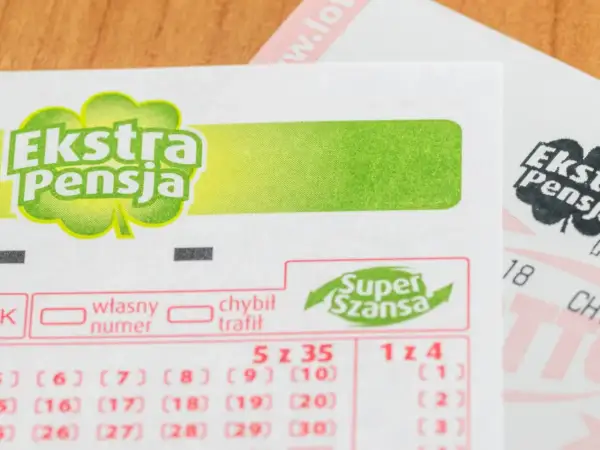 Zdrapka "Ekstra Pensja" z polem "Super Szansa". Jakie są szanse na wygraną w zdrapce? Liczby i pola do zaznaczenia.