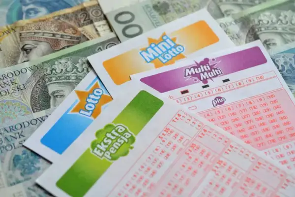 Kupony Lotto, Mini Lotto, Multi Multi i Ekstra Pensja na tle polskich banknotów. Czy to sposób na pranie brudnych pieniędzy w lotto, jak totalizator weryfikuje graczy?