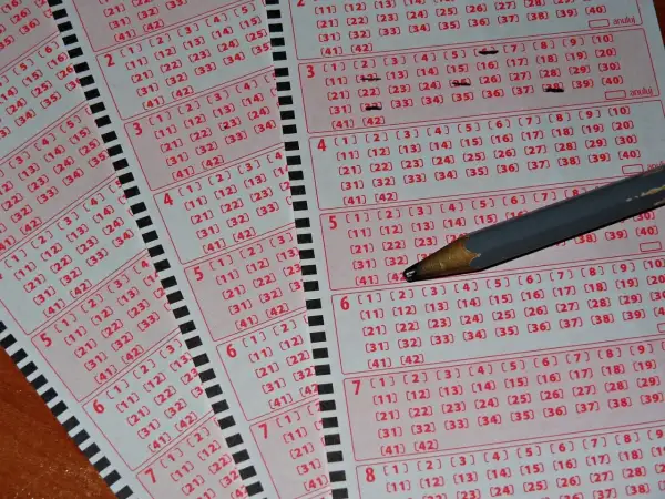 Kupony loterii Mega Millions i Powerball, jak legalnie zagrać z Polski. Ołówek zaznacza liczby.