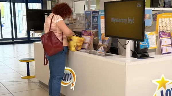 Kobieta z rudymi włosami kupuje losy Lotto. Czy lottomaty na stacjach benzynowych mają inne prawdopodobieństwo?