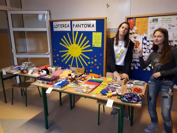 Loteria fantowa w szkole: limity kwotowe i uproszczone procedury. Dziewczyny sprzedają fanty na szkolnej loterii.