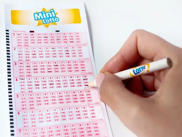 Ręka zaznacza liczby na kuponie Mini Lotto. Kto wie, może to właśnie te liczby przyniosą wygraną!