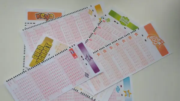 Kupony lotto, w tym Eurojackpot, Multi Multi i inne, leżą na stole. Zastanawiasz się, jak sprawdzać lotto z plusem? Te kupony to Twój pierwszy krok do wygranej!