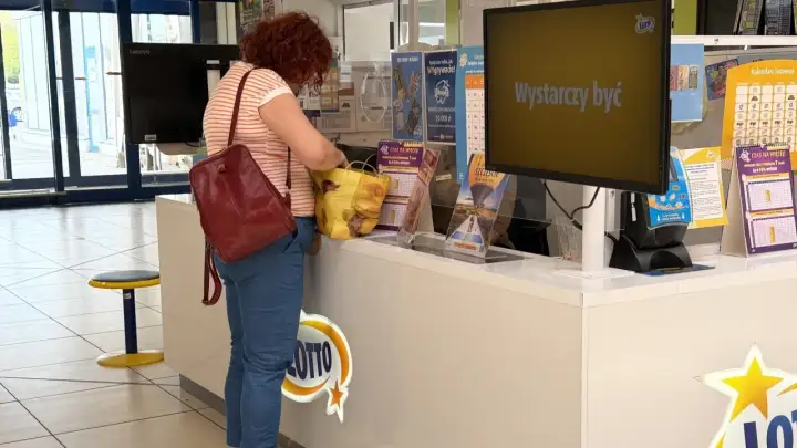 Kobieta z rudymi włosami kupuje losy Lotto. Czy lottomaty na stacjach benzynowych mają inne prawdopodobieństwo?